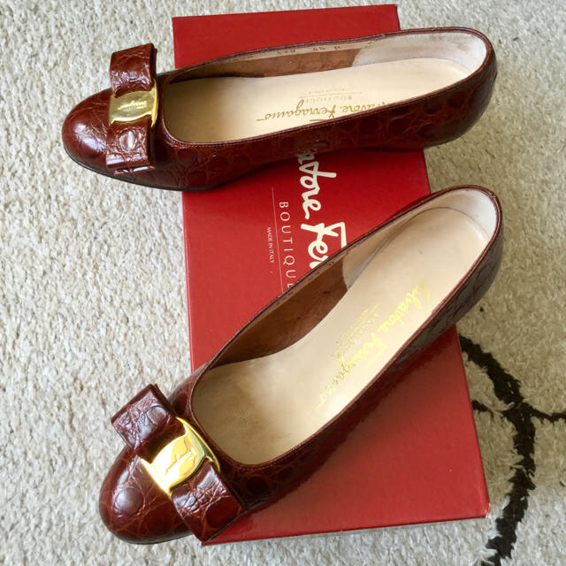 Salvatore Ferragamo(サルヴァトーレフェラガモ)の美品!フェラガモ VARA クロコ 踵、ハーフラバー新品! 21.5~22㎝ レディースの靴/シューズ(ハイヒール/パンプス)の商品写真