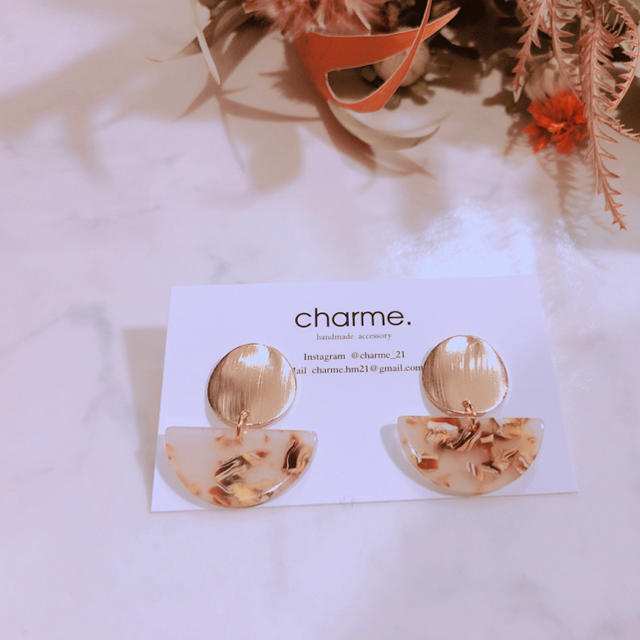 KBF(ケービーエフ)のcharm piece 【tortoiseshell×yellow】 ハンドメイドのアクセサリー(ピアス)の商品写真