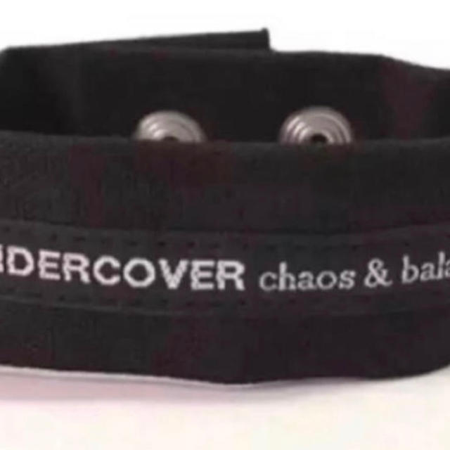 UNDERCOVER(アンダーカバー)のアンダーカバー直営店限定UNDER  COVERロゴブレスレット新品正規 黒 メンズのファッション小物(その他)の商品写真