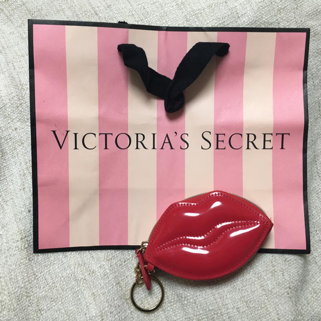 Victoria's Secret(ヴィクトリアズシークレット)の【激レア】Victoria's Secret リップ型ケース ショッパー付 レディースのファッション小物(ポーチ)の商品写真
