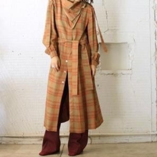 ジョンリンクス(jonnlynx)の新品タグ、ハンガーつきfumika uchida スカーフ　ドレスコート(ロングコート)