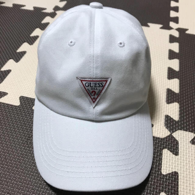 GUESS(ゲス)のGUESS ホワイトキャップ メンズの帽子(キャップ)の商品写真