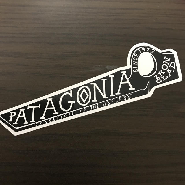 patagonia(パタゴニア)の【縦4.5cm横14.5cm】patagonia パタゴニア   公式ステッカー 自動車/バイクのバイク(ステッカー)の商品写真