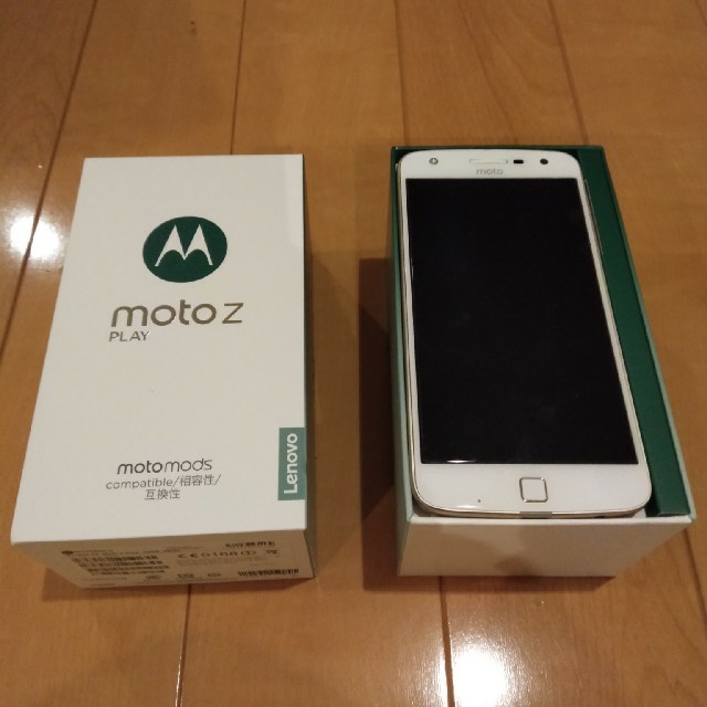 moto z play と motomods スマホ/家電/カメラのスマートフォン/携帯電話(スマートフォン本体)の商品写真