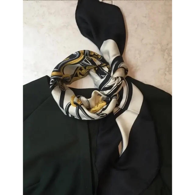Hermes(エルメス)の世界で一番売れたスカーフ クールなブラック エルメス カレ90 レディースのファッション小物(バンダナ/スカーフ)の商品写真