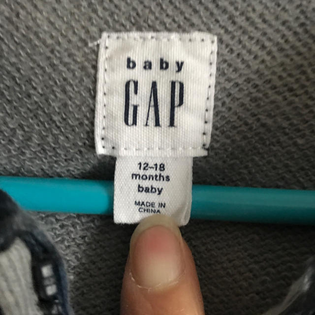 babyGAP(ベビーギャップ)の★miyu様専用★babyGAP 迷彩パーカー 恐竜 80 キッズ/ベビー/マタニティのキッズ服男の子用(90cm~)(ジャケット/上着)の商品写真