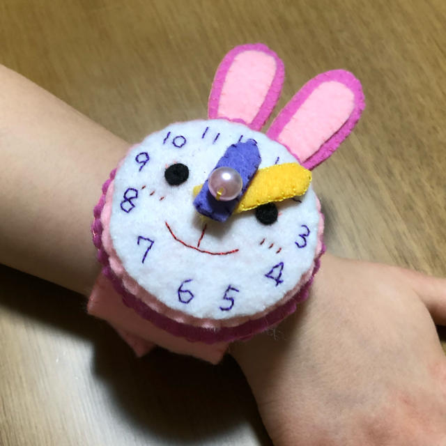 フェルト 腕時計 ハンドメイド  ハンドメイドのキッズ/ベビー(おもちゃ/雑貨)の商品写真