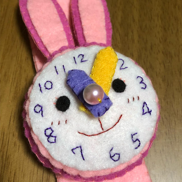 フェルト 腕時計 ハンドメイド  ハンドメイドのキッズ/ベビー(おもちゃ/雑貨)の商品写真