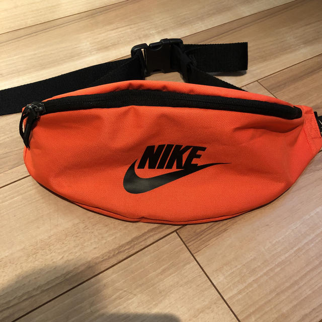 NIKE(ナイキ)のNIKE ウエストポーチ  レディースのバッグ(ボディバッグ/ウエストポーチ)の商品写真