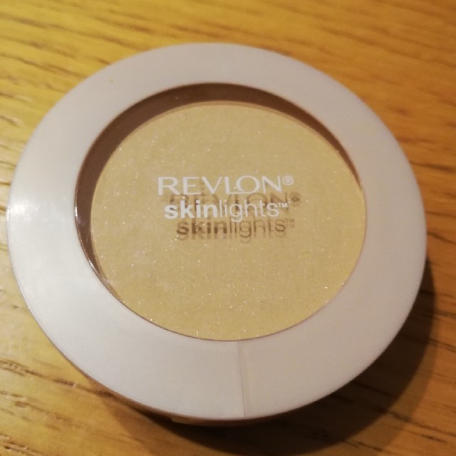 REVLON(レブロン)のレブロンスキンライトプレストパウダー 101 コスメ/美容のベースメイク/化粧品(フェイスパウダー)の商品写真