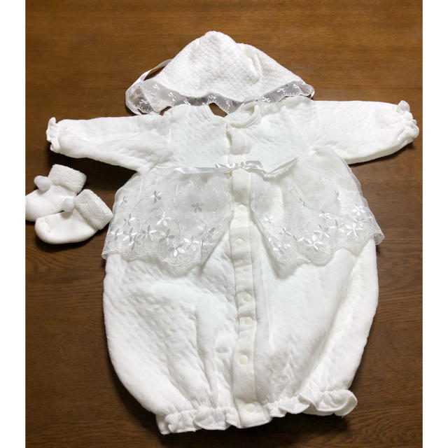 西松屋(ニシマツヤ)の新生児 ベビードレス ベビー靴下付き  キッズ/ベビー/マタニティのベビー服(~85cm)(セレモニードレス/スーツ)の商品写真