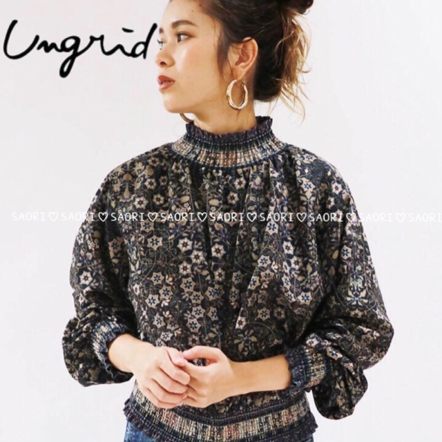 Ungrid(アングリッド)のungrid【未使用に近い】ヴィンテージフラワーハイネックブラウス ② レディースのトップス(シャツ/ブラウス(長袖/七分))の商品写真