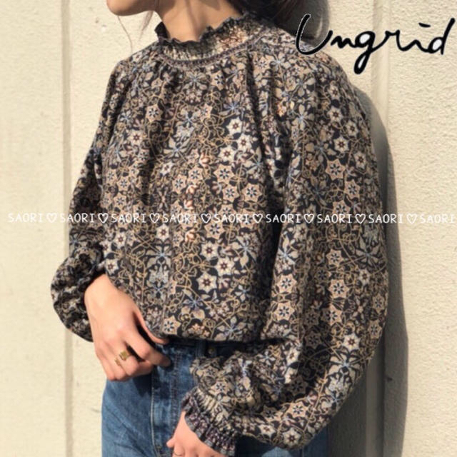 Ungrid(アングリッド)のungrid【未使用に近い】ヴィンテージフラワーハイネックブラウス ② レディースのトップス(シャツ/ブラウス(長袖/七分))の商品写真