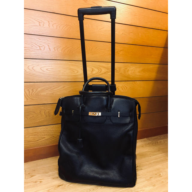 本革  キャリーバック✨  黒  ゴールド金具  鍵あり レディースのバッグ(スーツケース/キャリーバッグ)の商品写真