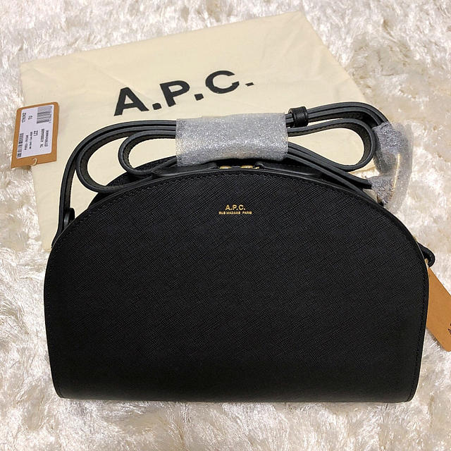 A.P.C ハーフムーンバッグ 黒 エンボス加工