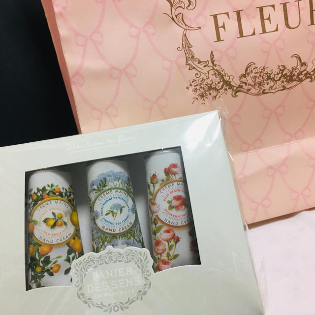 Maison de FLEUR(メゾンドフルール)の＊ハンドクリーム3本セット＊ コスメ/美容のボディケア(ハンドクリーム)の商品写真