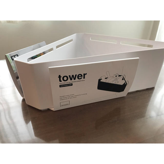 【新品・未使用】tower 吸盤バスルームコーナーラック 山崎実業  インテリア/住まい/日用品の収納家具(バス収納)の商品写真