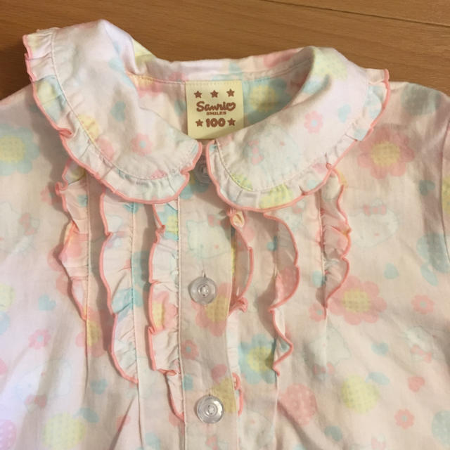 サンリオ(サンリオ)のキティーちゃんパジャマ 100サイズ キッズ/ベビー/マタニティのキッズ服女の子用(90cm~)(パジャマ)の商品写真