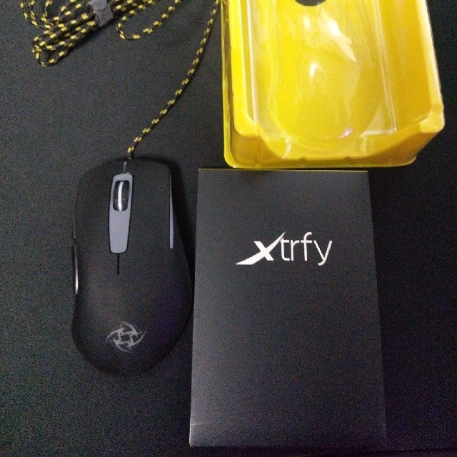 Xtrfy M1 (NIP EDITION) エルゴノミック ゲーミングマウス スマホ/家電/カメラのPC/タブレット(PC周辺機器)の商品写真