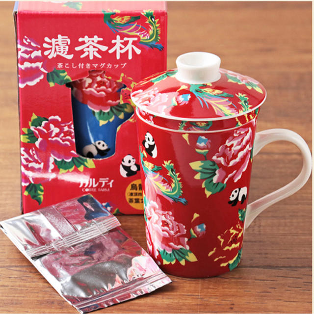 KALDI(カルディ)のカルディオリジナル　茶こし付きマグカップ　赤（凍頂烏龍茶付き）1個 キッズ/ベビー/マタニティの授乳/お食事用品(マグカップ)の商品写真