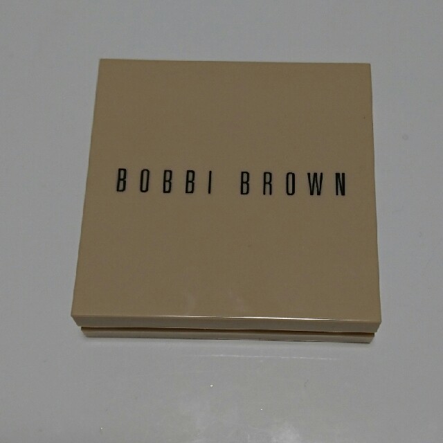 BOBBI BROWN(ボビイブラウン)のボビィーブラウン ﾇｰﾄﾞ ﾌｨﾆｯｼｭ ｲﾙﾐﾈｲﾃｨﾝｸﾞ パウダー ベア  コスメ/美容のベースメイク/化粧品(フェイスパウダー)の商品写真