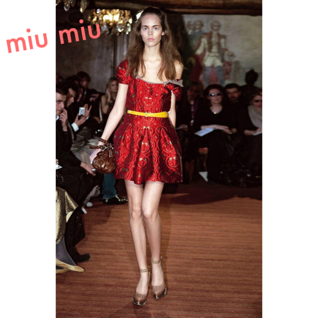 miumiu(ミュウミュウ)のコレクション モデル着！ミュウミュウ miu miu ジャガード ワンピース レディースのワンピース(ひざ丈ワンピース)の商品写真