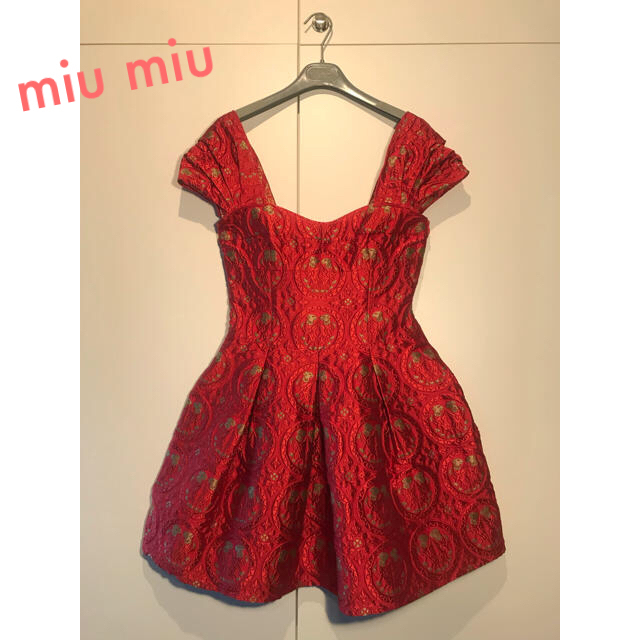 miumiu(ミュウミュウ)のコレクション モデル着！ミュウミュウ miu miu ジャガード ワンピース レディースのワンピース(ひざ丈ワンピース)の商品写真