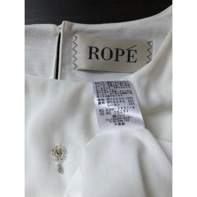 ROPE’(ロペ)の  ROPE' ◆ロペ◆ビジュー付ブラウス◆ホワイト レディースのトップス(シャツ/ブラウス(半袖/袖なし))の商品写真