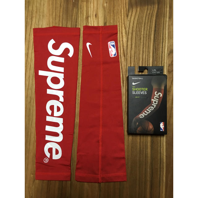 Supreme(シュプリーム)のシュプリーム ナイキ アームスリーブ 赤 L/XL メンズのファッション小物(その他)の商品写真