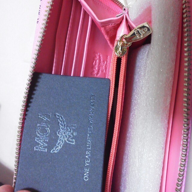 MCM(エムシーエム)の新品未使用★MCMファスナー式長財布♥桃 レディースのファッション小物(財布)の商品写真