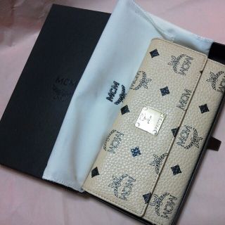 MCM(財布 ・ ホワイト/白色系)のフリマアイテム一覧 MCM(財布 ・ ホワイト/白色系)のフリマアイテム一覧