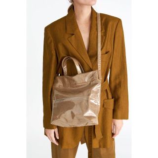 ザラ(ZARA)の【新品】ビニールディテール入りペーパートートバッグ(ショルダーバッグ)