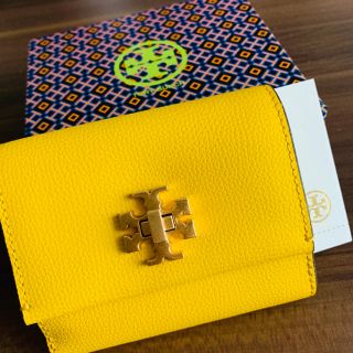 トリーバーチ(Tory Burch)の【美品】 TORY BURCH  二つ折り財布 イエロー デイジー ミニ財布(財布)