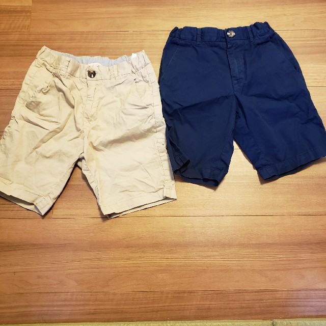 H&M(エイチアンドエム)のH&M　ハーフパンツ　２枚セット　120-130 キッズ/ベビー/マタニティのキッズ服男の子用(90cm~)(パンツ/スパッツ)の商品写真