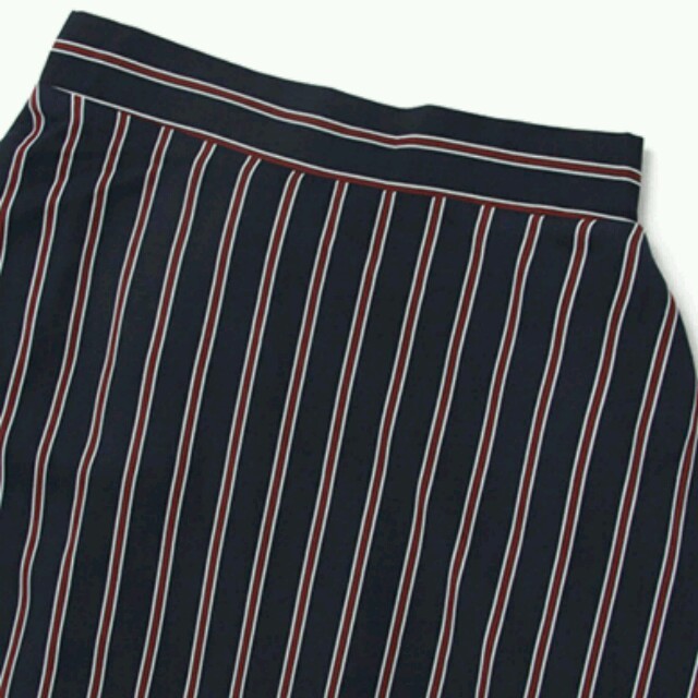 URBAN RESEARCH(アーバンリサーチ)のストライプミモレ丈フレアスカートネイビー レディースのスカート(ひざ丈スカート)の商品写真