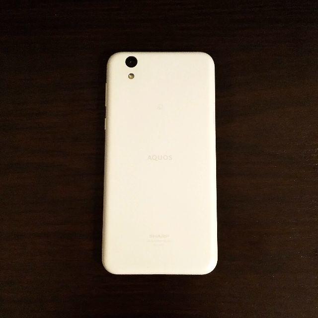 SHARP(シャープ)のSH-M05 ホワイト (SHARP AQUOS sense lite) スマホ/家電/カメラのスマートフォン/携帯電話(スマートフォン本体)の商品写真