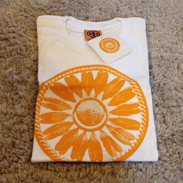 Tory Burch(トリーバーチ)の⭐鈴木さま専用⭐トリーバーチ チャリティTシャツ 新品 レディースのトップス(Tシャツ(半袖/袖なし))の商品写真