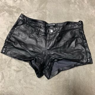 フォーエバートゥエンティーワン(FOREVER 21)のフォーエバー21  フェイクレザー ショートパンツ xs(ショートパンツ)