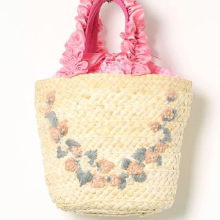 メゾンドフルール(Maison de FLEUR)の大人気商品【メゾンドフルール】フリルハンドルストロベリー刺繍かごバッグ(ピンク)(かごバッグ/ストローバッグ)