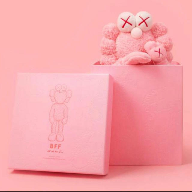 MEDICOM TOY(メディコムトイ)のkaws BFF flash pink 当選 カウズ ぬいぐるみ エンタメ/ホビーのおもちゃ/ぬいぐるみ(ぬいぐるみ)の商品写真