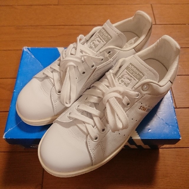 adidas(アディダス)のadidas スタンスミス グレー 24.5 新品 クリアグラナイ レディースの靴/シューズ(スニーカー)の商品写真