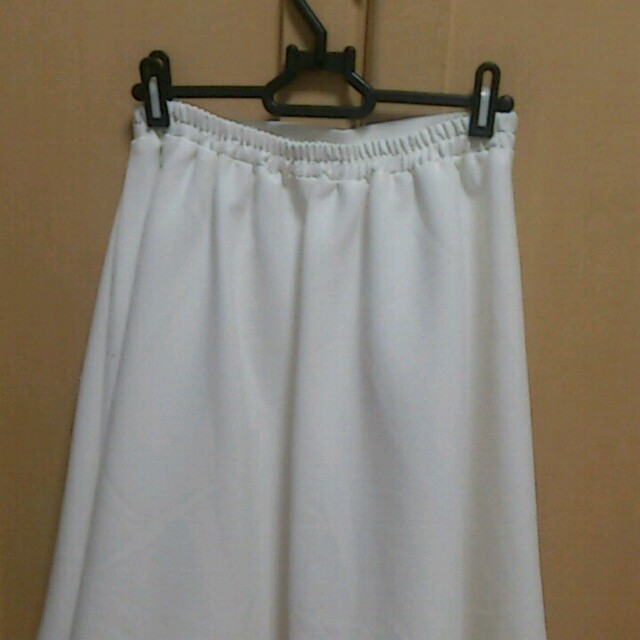 EMSEXCITE(エムズエキサイト)のエムズエキサイト白スカート レディースのスカート(ひざ丈スカート)の商品写真