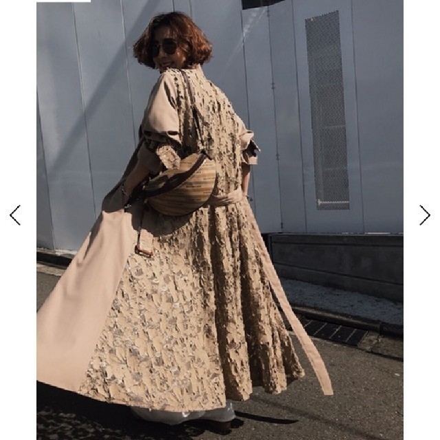 新品未使用 タグつき アメリヴィンテージ BACK LACE COATベージュ！のサムネイル