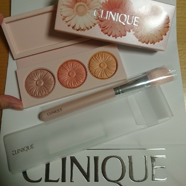 CLINIQUE(クリニーク)のクリニーク チークポップオンザグロウトリオパレット&アングルコントゥールブラシ コスメ/美容のベースメイク/化粧品(チーク)の商品写真