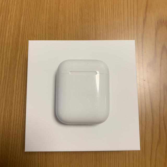 Apple(アップル)のAirPods 充電器 スマホ/家電/カメラのオーディオ機器(ヘッドフォン/イヤフォン)の商品写真