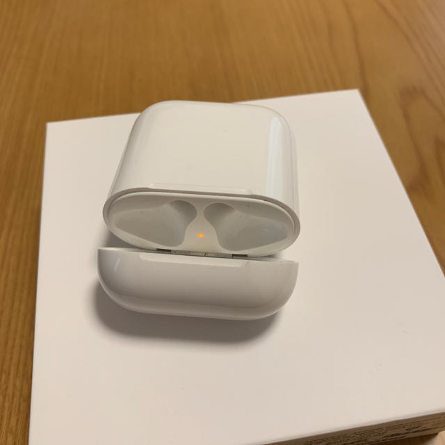 Apple(アップル)のAirPods 充電器 スマホ/家電/カメラのオーディオ機器(ヘッドフォン/イヤフォン)の商品写真