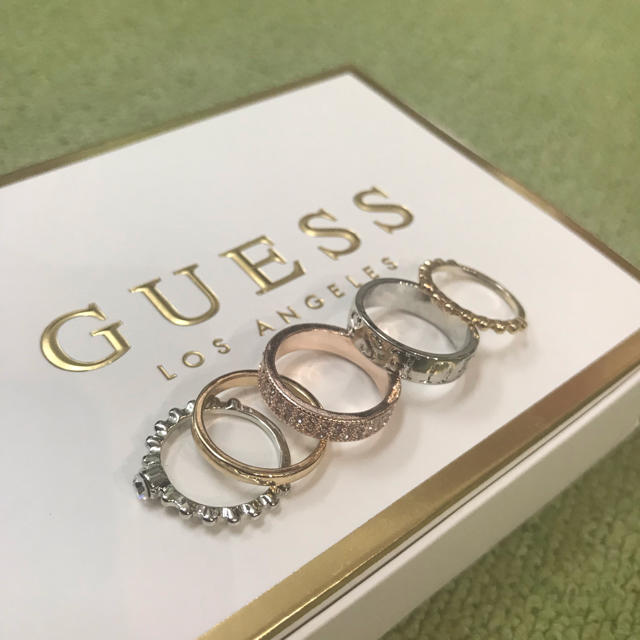 GUESS(ゲス)のGUESS 新品 リング指輪5個セット ロサンゼルス レディースのアクセサリー(リング(指輪))の商品写真