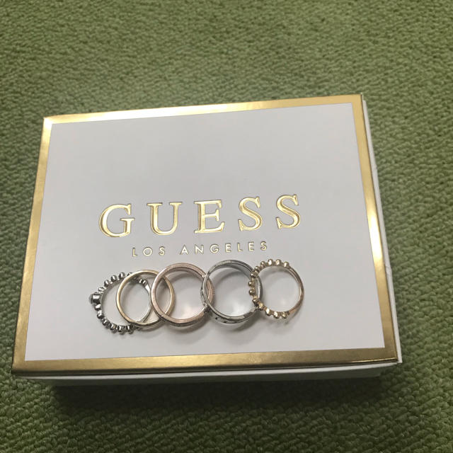 GUESS(ゲス)のGUESS 新品 リング指輪5個セット ロサンゼルス レディースのアクセサリー(リング(指輪))の商品写真