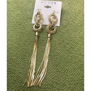 ゲス(GUESS)のGUESS 新品未使用 ロングピアス ゴールド(ピアス)