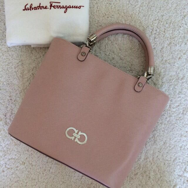 Ferragamo(フェラガモ)のフェラガモ♡ガンチーニ♡ハンドバッグ レディースのバッグ(ハンドバッグ)の商品写真